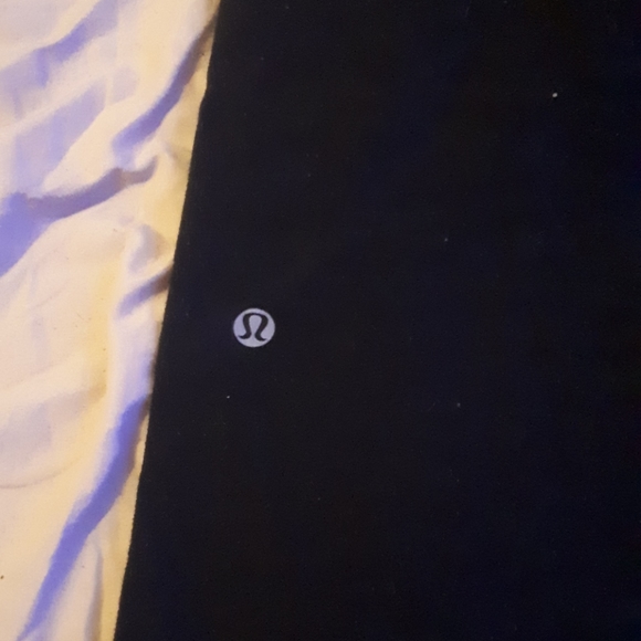 Womans lullulemon shorts - Picture 3 of 3